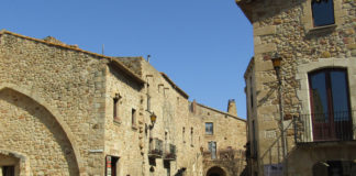 Pals reclama revisar el decret dels habitatges d’ús turístic per preservar l’autonomia municipal