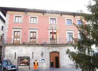 Quins pobles poden veure augmentat el nombre de regidors, segons l’últim padró? Puigcerdà façana ajuntament