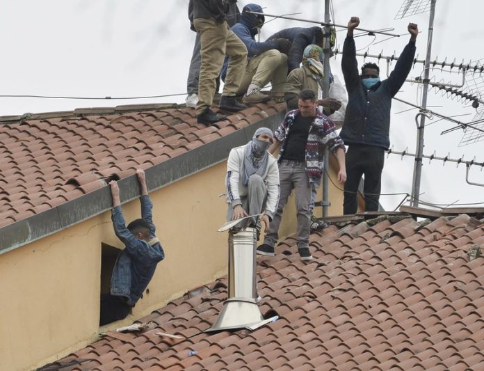 Seis presos muertos en un motín en Italia por temor al coronavirus