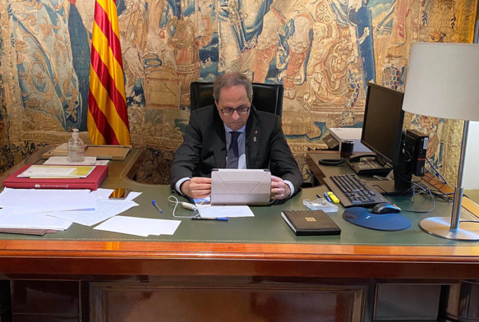 El president de la Generalitat, Quim Torra, en un moment de la reunió telemàtica amb el conseller d'Interior, Miquel Buch, i la consellera de Salut, Alba Vergés. Imatge del 17 de març de 2020. (Horitzontal)