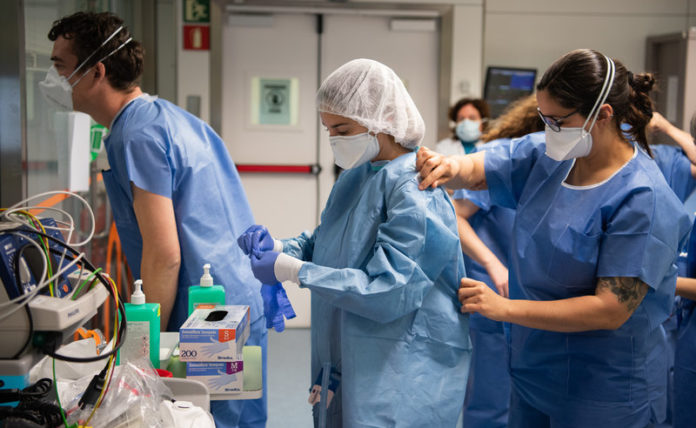 professionals del clínic protegint-se amb bates mascaretes ulleres de protecció i guants per fer proves de coronavirus i tractar pacients del Covid-19 Credit: Francisco Àvia / Hospital Clínic
Foto: Francisco Àvia / Hospital Clínic 553#ELPUNT