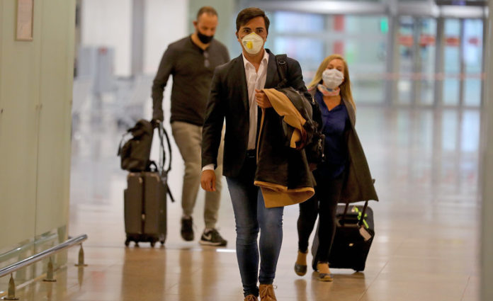 Barcelona. Aeroport. El Prat. T1. Coronavirus. Covid-19. vistes ambient i Arribades aeroport del Prat. El Govern obliga a fer una quarentena a qualsevol ciutadà que entri a l'Estat.