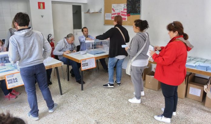 Mataró. Eleccions Municipals, ambient i gent votant a qualsevol col?legi electoral per la web digital. Per tant i quan tingueu alguna foto la hauríeu de arxivar tant aviat com pugeu.