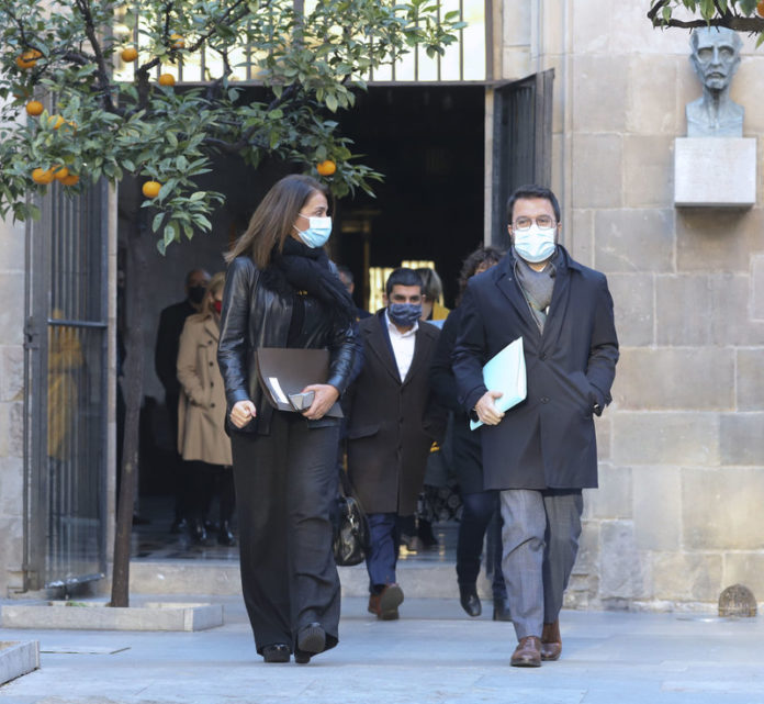 El vicepresident amb funcions de president, Pere Aragonès, i la consellera Meritxell Budó, abans de la reunió del Consell Executiu del Govern en funcions a Palau, el 12 de gener de 2021 (Horitzontal)