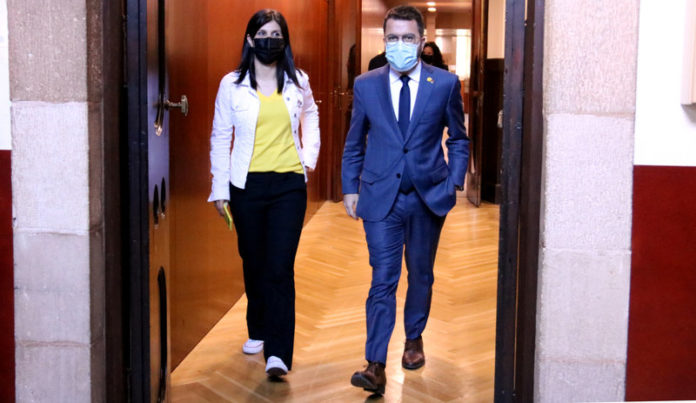 El vicepresident amb funcions de president, Pere Aragonès, amb la portaveu d'ERC, Marta Vilalta, sortint dels despatxos del partit al Parlament l'11 de maig de 2021 (Horitzontal)