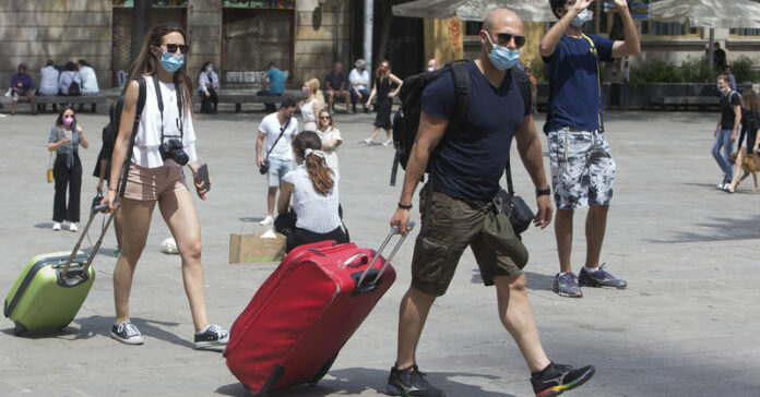 Ambient turista al centre de Barcelona. Turistes carrer del Gòtic i Rambla. Turisme