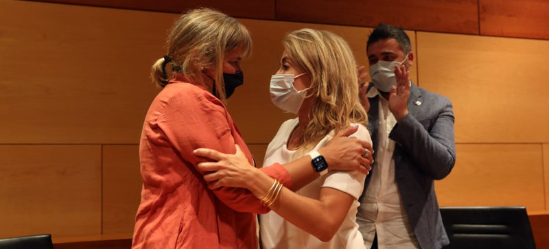 Pla mitjà de la ja exalcaldessa de Gavà i futura ministra de Transports, Raquel Sánchez, abraçada per l’alcaldable Gemma Badia, durant el ple municipal extraordinari de comiat, l’11-7-21 (Horitzontal).