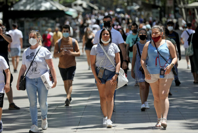 Barcelona. Últim dia amb la mascareta obligatòria a l'aire lliure. Ambien centre de bcn, gent amb i sense mascareta pel carrer.