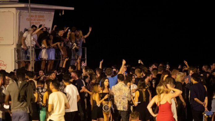 Reunión de jóvenes en playa de Barcelona