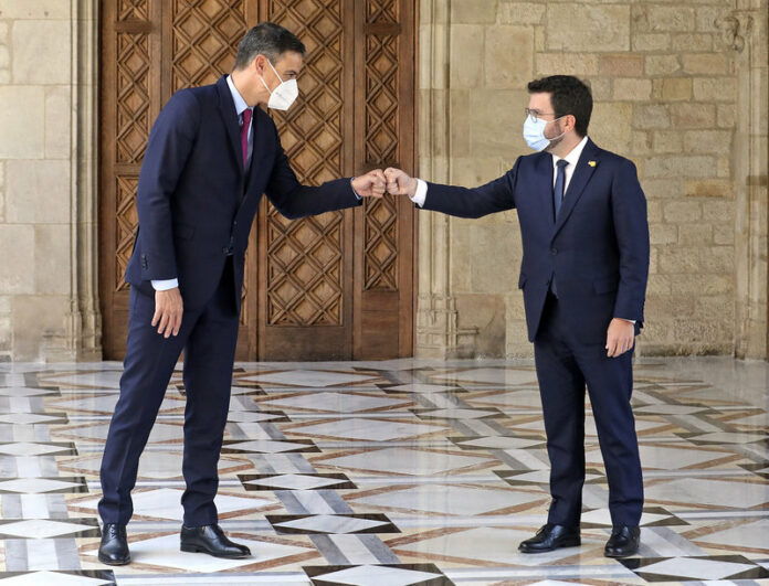 Barcelona. Palau de la Generalitat. Reunió Taula dialeg governs. Pere Aragones rep al president espanyol Pedro Sánchez