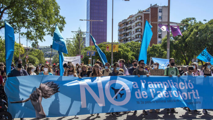 Barcelona. Manifestació contra l'ampliació de l'aeroport convocada per la xarxa per la Justícia Climàtica i Zeroport. hi haurà tres columnes arribades de diferents punts.