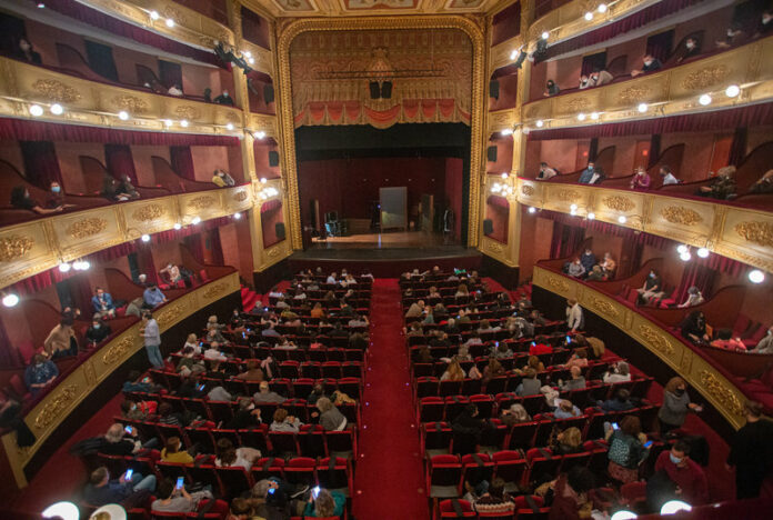 Girona. Teatre Municipal. La consellera de Cultura, Àngels Ponsa, assisteix a l'última funció del festival Temporada Alta (Eva contra Eva) abans de l'aturada de l'activitat cultural durant 15 dies per la covid-19.