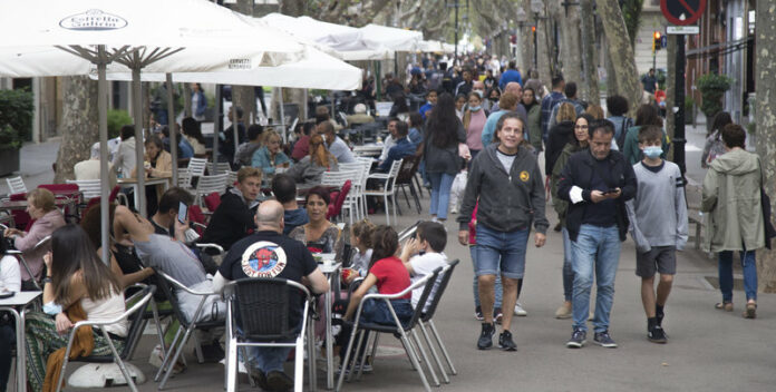 Gent passejant pels carrers de Barcelona. La covid ha matat tanta gent a la ciutat com la Guerra Civil. Rambla del Poble Nou