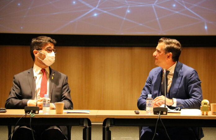 Pla mitjà del vicepresident del Govern, Jordi Puigneró, i el conseller delegat de DE-CIX, Ivo Ivanov, en la presentació del nou punt d'interconnexió de Catalunya. Imatge del 14 d'octubre de 2021 (Horitzontal)