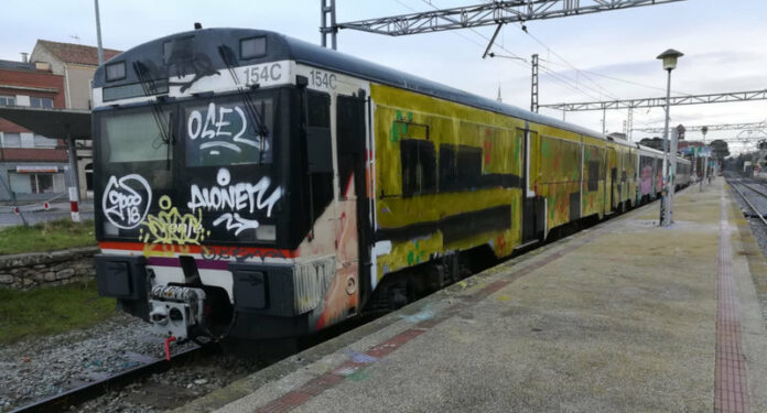 Tren pintat completament pels grafiters a l'estació de Cervera. Imatge del 25 de novembre del 2018. (Horitzontal)