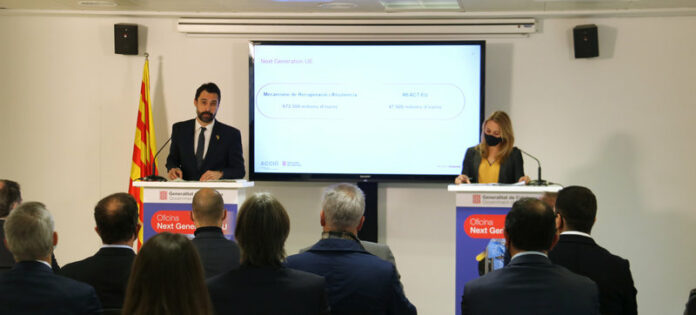Pla general del conseller d'Empresa i Treball, Roger Torrent, i la consellera delegada d'ACCIÓ, Natàlia Mas, en la presentació de l'Oficina Next Generation. Imatge del 15 de novembre de 2021 (Horitzontal)