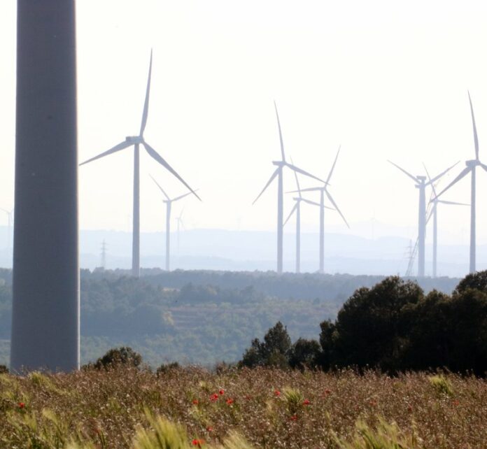 Aerogeneradors instal·lats a l'altiplà de la Terra Alta. Parc eòlic. Energies renovables. Medi Ambient. Sostenibilitat
