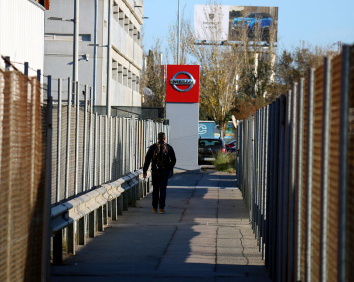 Pla general d'un dels treballadors en un passadís adjunt als accessos de la planta de Nissan a la Zona Franca, el 13 de desembre del 2021. (Horitzontal)