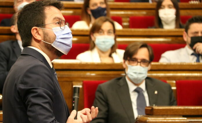 Pla curt del president de la Generalitat, Pere Aragonès, en primer pla enfocat amb el líder del PSC, Salvador Illa, en segon terme el 17 de novembre del 2021 (horitzontal)