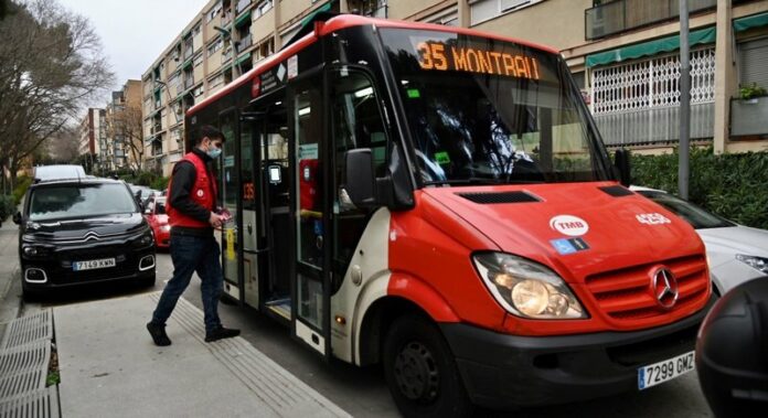 TMB. Línia 135 de d'autobús de Barcelona que es converteix en bus a demanda. El Meu Bus. Mobilitat. Transport public Foto: TMB