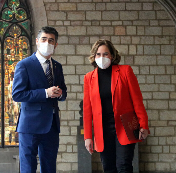 Ada Colau i JOrdi Puigneró a la Galeria Gòtica de l'Ajuntament de Barcelona