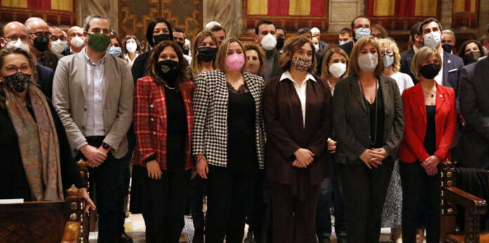 Foto de família del Consell de Governs Locals, al Saló de Cent de l'Ajuntament de Barcelona