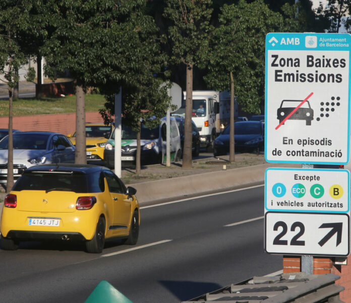 Senyals de reducció del trànsit per contaminació a prop de les rondes. ronda litoral