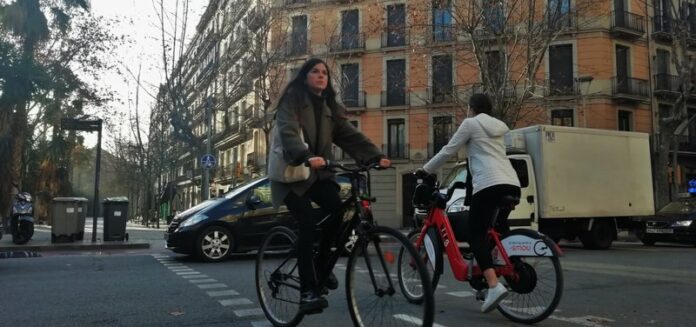 consell de cent enric granados bicis patinets Foto: JORDI PANYELLA 553#ELPUNT