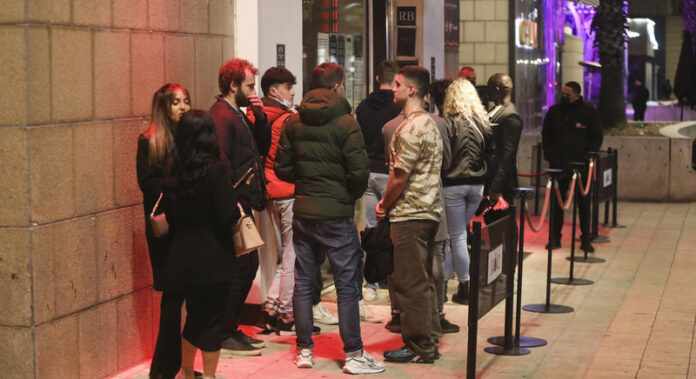 Obren les discoteques i locals nocturns. Discoteques Port Olímpic. Exterior discoteca Pacha i interior discoteca Shoko. 1230#Oriol Duran