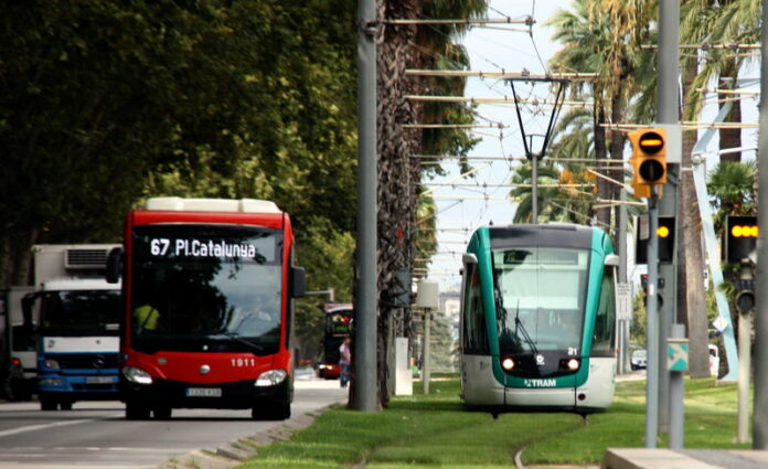 Pla general d'un bus i un tramvia prop de l'estació de Tram de Francesc Macià de Barcelona el dia 20 d'agost de 2019 (Horitzontal)