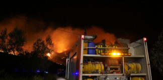 Els Bombers tanquen bona part de la cua i del flanc esquerre de l’incendi forestal de Roses