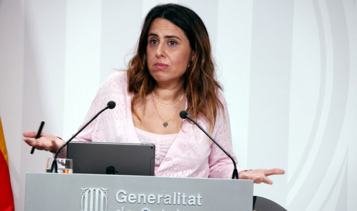La portaveu del Govern, Patrícia Plaja, gesticula en la roda de premsa posterior al Consell Executiu