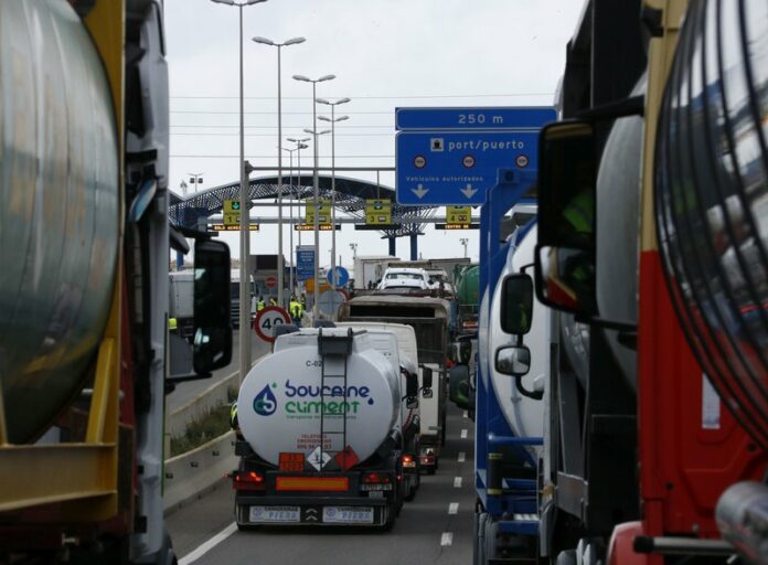 Tarragona. Cues de camions als accessos al Port per la convocatòria de vaga de transportistes feta per la Plataforma Nacional en Defensa del Sector del Transport Foto: Núria Torres / ACN 553#ELPUNT