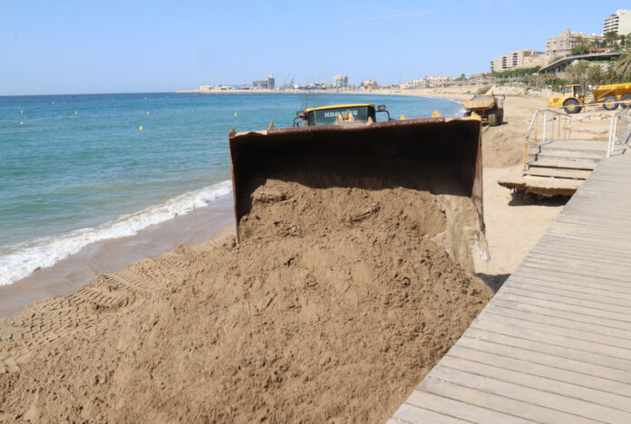 Una màquina mou sorra a la platja del Miracle de Tarragona