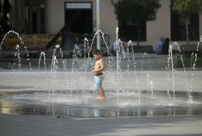 Sabadell. Onada de Calor. Gent es banya a unes fonts de la plaça Sant Roc. 1230#Oriol Duran