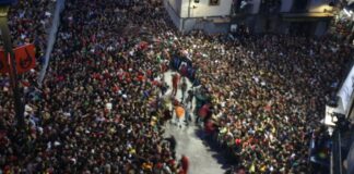 Una gentada atapeeix la plaça de Sant Pere en una Patum plena d’emoció i èxtasi col·lectiu