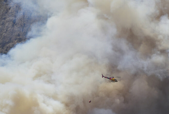 Los bomberos amplían dispositivo en incendio de Peramola y Oliana, que genera más focos