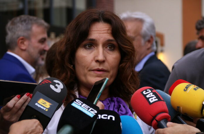 La consellera de la Presidència, Laura Vilagrà, en una atenció als mitjans a l'acte dels Premis Woman Sport, a Barcelona