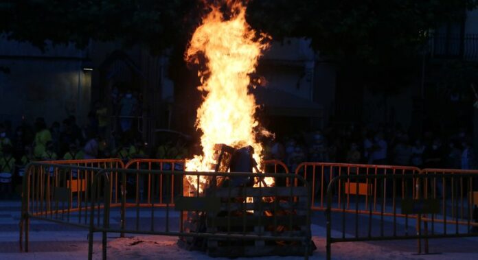Foguera de Sant Joan a la plaça dels Arbres de Vila-rodona. Revetlla. Foc. Tradicions