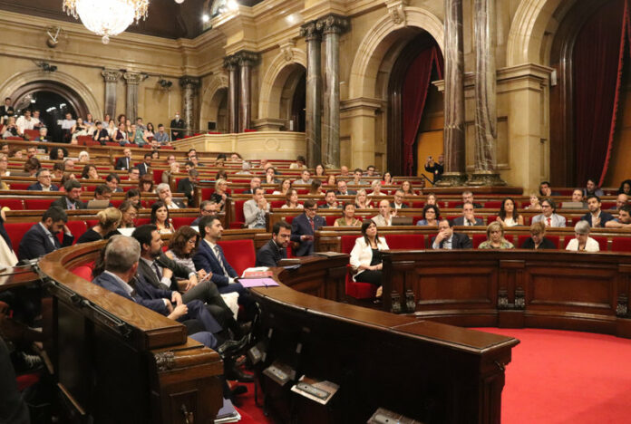 Pla general de l'hemicicle en un moment de la sessió de control al president durant el ple del Parlament.