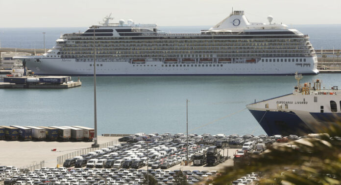 Vistes dels creuers al port de Barcelona. Turisme.