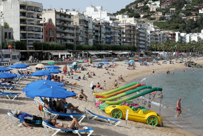 Blanes. Vistes general ambient platges. Platges plenes de turistes i no turistes a Blanes
