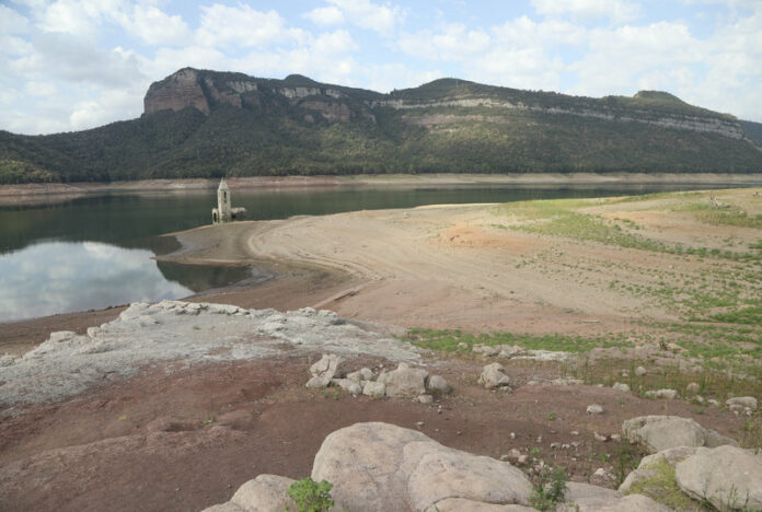 Embassament de Sau amb poca aigua. Panta de Sau
