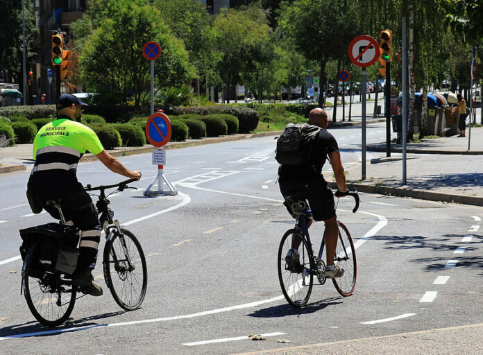 Girona. Fan un carril bici en un tram de l'avinguda Lluís Pericot, amb carril d'anada i tornada, i treuen un carril de pujada per a cotxes.