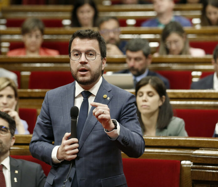 El Parlament acuerda votar de urgencia este viernes la nueva ley del catalán
