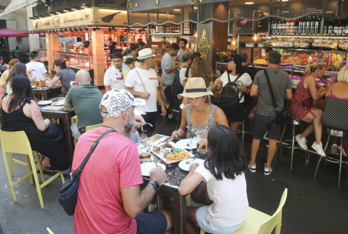 Turistes a la Rambla i a la Boqueria. Turisme Barcelona. 1230#Oriol Duran