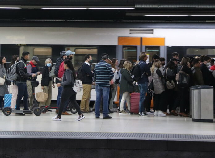 Passatgers esperant sortir d'una andana a Sants coincidint amb la vaga de Renfe convocada per la CGT