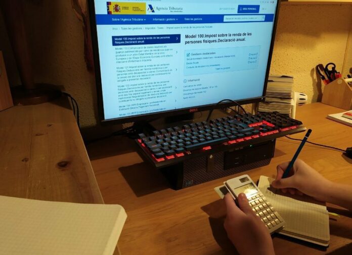 Imatge d'una persona fent la declaració de renda IRPF Foto: el punt avui 553#ELPUNT