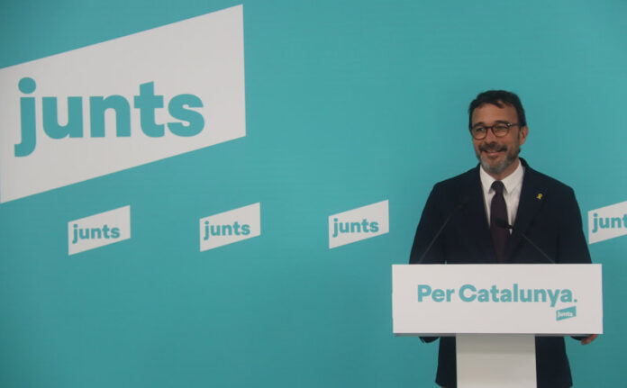 El portaveu de Junts, Josep Rius, en roda de premsa després de l'executiva