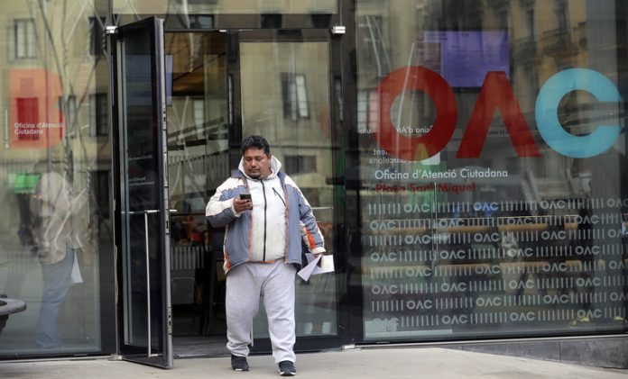 Barcelona. Oficina atenció ciutadà. Pl Sant Miquel. Immigració. fotos immigrants entrant o fent cua a oficines del padró